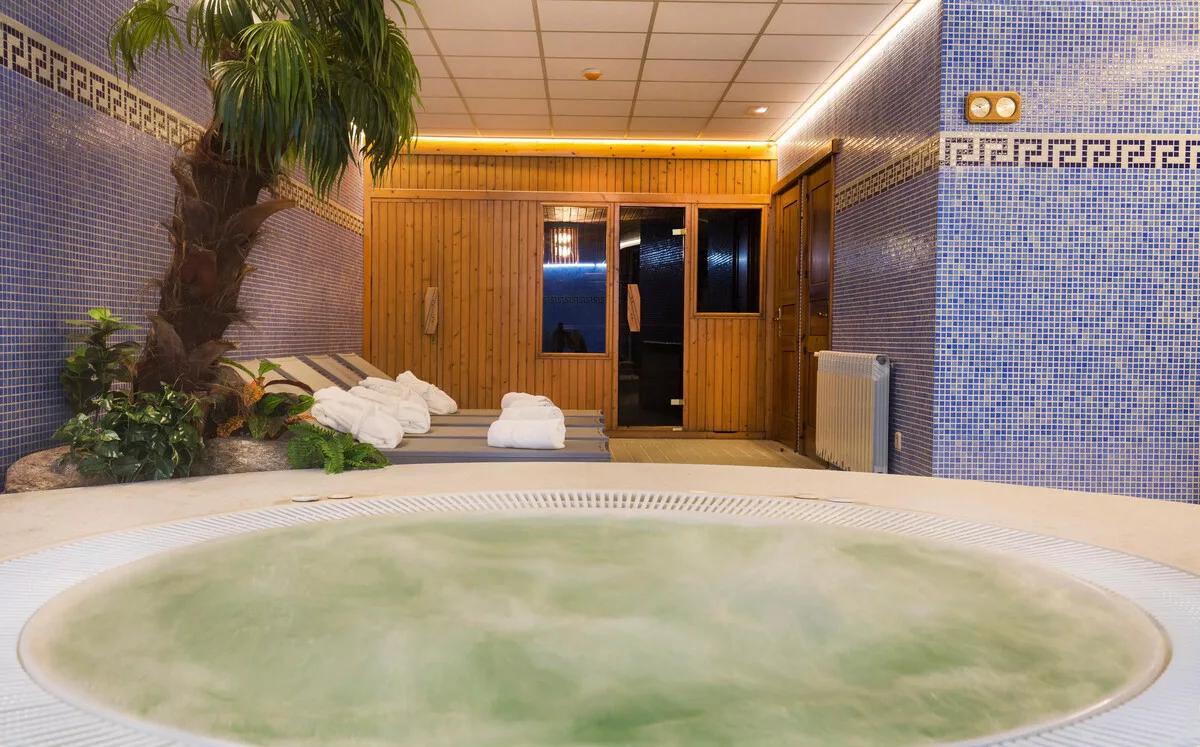 Jacuzzi y zona de sauna en el spa del Hotel Xalet Montana, Soldeu